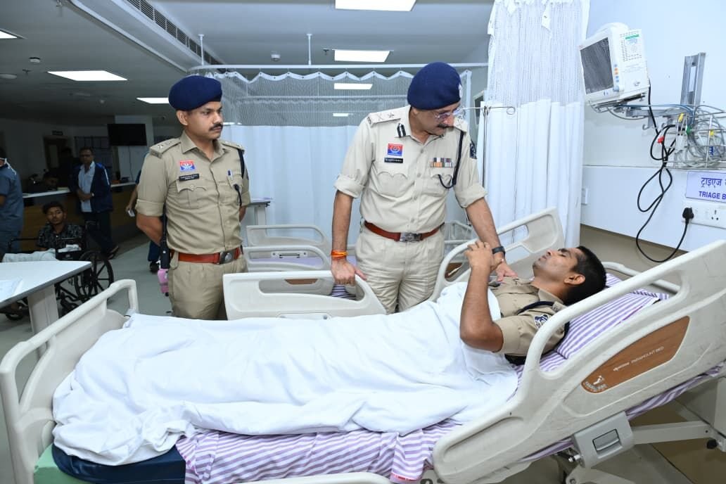 रैली के दौरान 16 पुलिस जवान घायल, पुलिस कमिश्नर ने अस्पताल पहुंचकर घायल पुलिस जवानों का जाना हाल