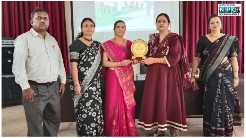 Seth Badrilal Khandelwal Shiksha College : शहर की ममता पांडे ने दुर्ग के महाविद्यालय में मौली से फ्रेंडशिप बेल्ट और राखी बनाने का प्रशिक्षण दिया