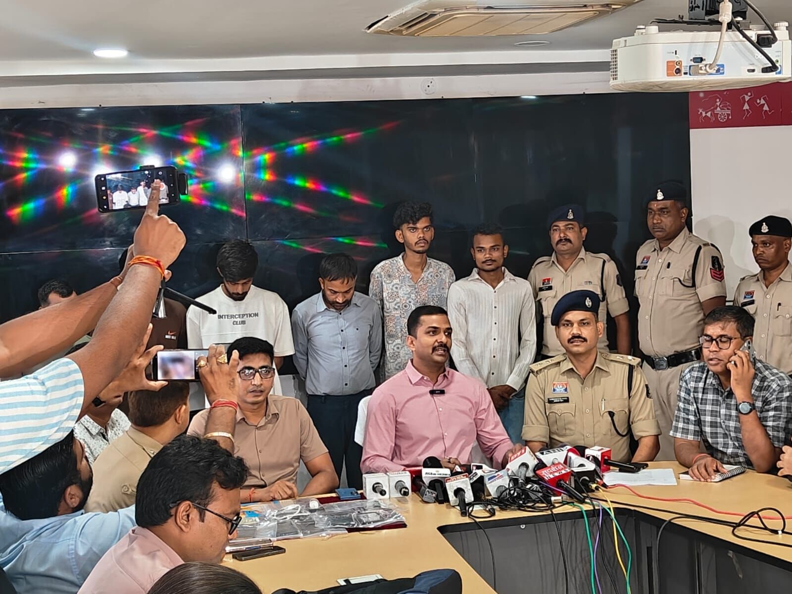 CG पेपर लीक ब्रेकिंग: 36 घंटे, 100 से अधिक पुलिस की टीमें, प्रोफेसर समेत छह गिरफ्तार, राजधानी पुलिस ने ऐसे किया पेपर लीक कांड का खुलासा
