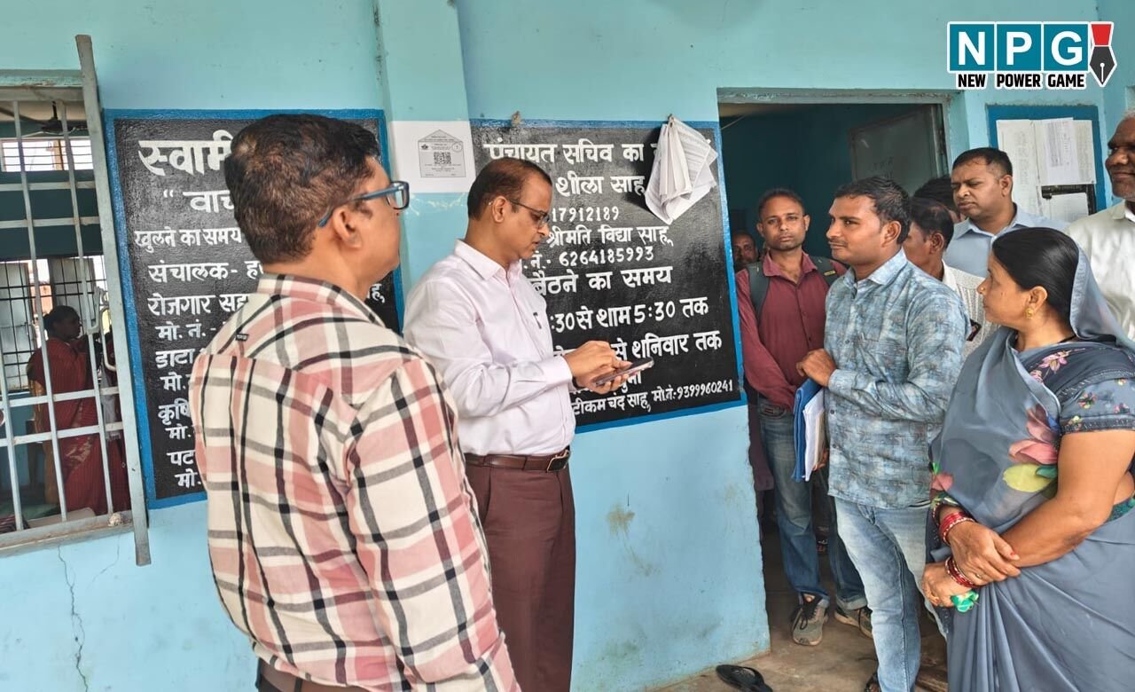 CG: ग्राम पंचायतों में योजनाओं और विकास कार्यों का आयुक्त तारन प्रकाश सिन्हा ने किया निरीक्षण…बालिका शौचालय, पंचायत भवन और आंगनबाड़ी केंद्र का लिया जायजा