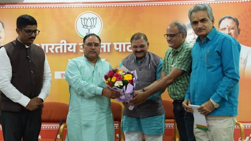 रायपुर में BJP मीडिया विभाग की अहम बैठक, कर्मवीर सिंह ने दिया मंत्र- तथ्यों के साथ जनता तक पहुंचाएं पार्टी का पक्ष